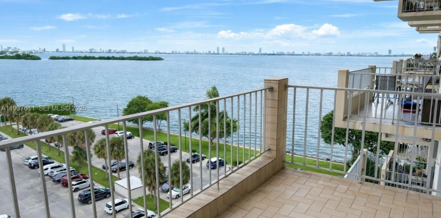 Кондоминиум с 2 спальнями в Майами, Флорида № 1995525