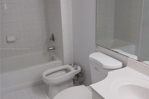 Condo in Hialeah, Florida, 3 bedrooms  № 1953774 - photo 4