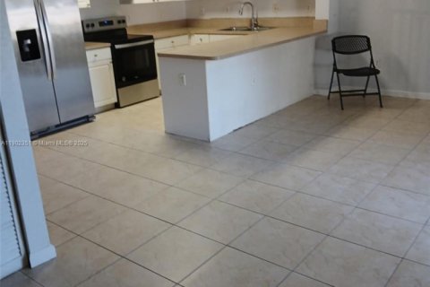 Condo in Hialeah, Florida, 3 bedrooms  № 1953774 - photo 1