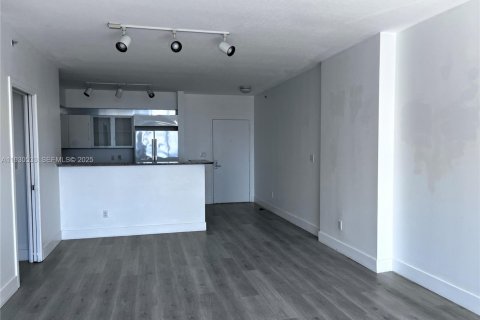 Condo in Miami, Florida, 2 bedrooms  № 1989814 - photo 3