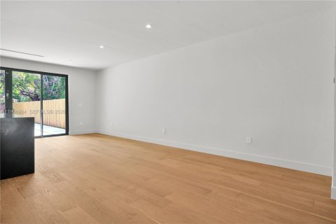 House in Miami, Florida 3 bedrooms, 160.07 sq.m. № 2152930 - photo 14