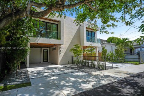 House in Miami, Florida 3 bedrooms, 160.07 sq.m. № 2152930 - photo 2