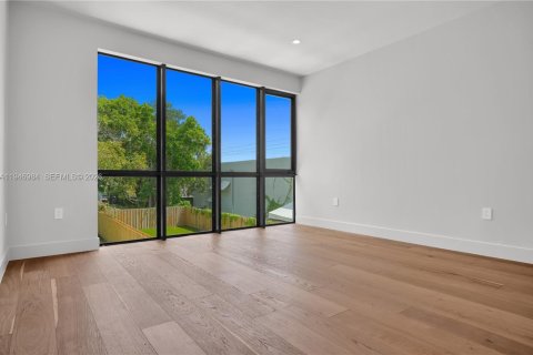 House in Miami, Florida 3 bedrooms, 160.07 sq.m. № 2152930 - photo 17