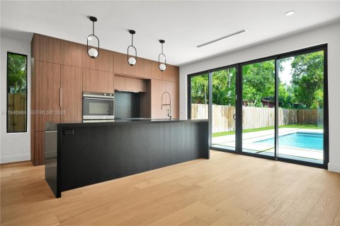 House in Miami, Florida 3 bedrooms, 160.07 sq.m. № 2152930 - photo 10