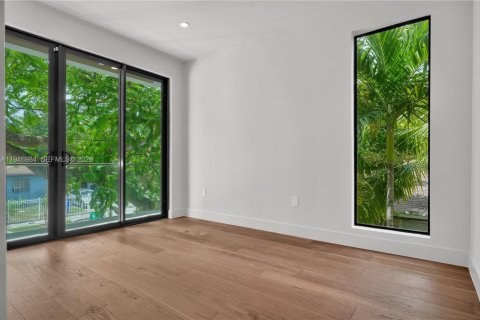 House in Miami, Florida 3 bedrooms, 160.07 sq.m. № 2152930 - photo 30