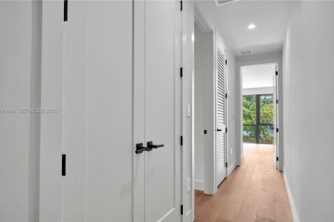 House in Miami, Florida 3 bedrooms, 160.07 sq.m. № 2152930 - photo 20