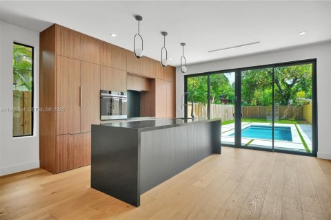 House in Miami, Florida 3 bedrooms, 160.07 sq.m. № 2152930 - photo 8