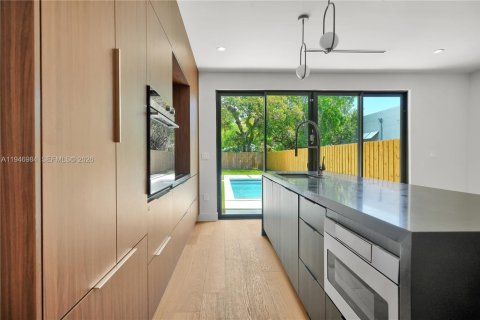 House in Miami, Florida 3 bedrooms, 160.07 sq.m. № 2152930 - photo 19