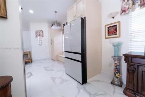 Купить виллу или дом в Майами, Флорида 4 спальни, 216.65м2, № 2068992 - фото 11