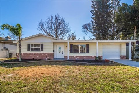 House in Holiday, Florida 2 bedrooms, 104.79 sq.m. № 1905947 - photo 1
