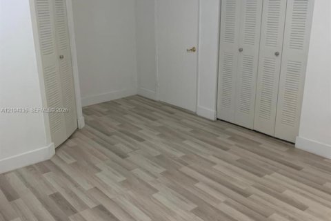 Adosado en venta en Miami, Florida, 2 dormitorios, 101.26 m2 № 2411306 - foto 15