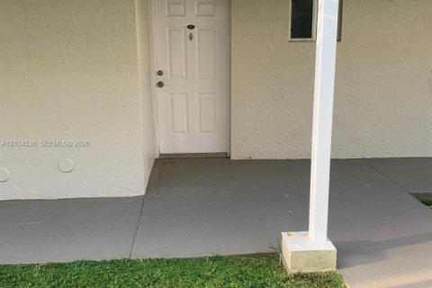 Adosado en venta en Miami, Florida, 2 dormitorios, 101.26 m2 № 2411306 - foto 2