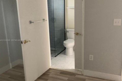 Adosado en venta en Miami, Florida, 2 dormitorios, 101.26 m2 № 2411306 - foto 21