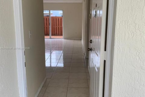 Adosado en venta en Miami, Florida, 2 dormitorios, 101.26 m2 № 2411306 - foto 3