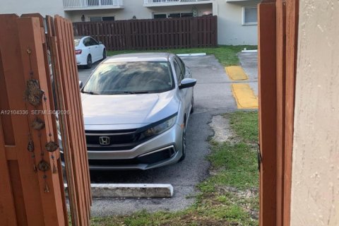 Adosado en venta en Miami, Florida, 2 dormitorios, 101.26 m2 № 2411306 - foto 22