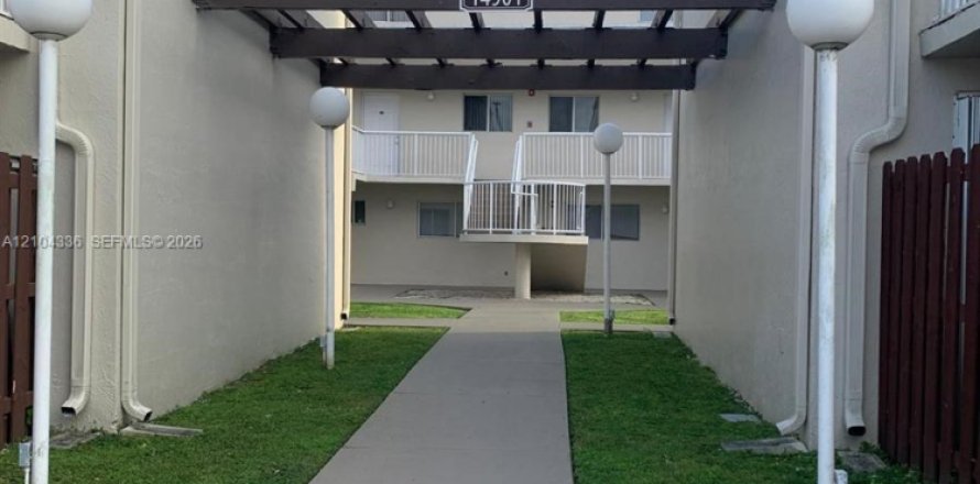 Adosado en Miami, Florida 2 dormitorios, 101.26 m2 № 2411306