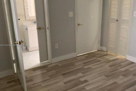 Adosado en venta en Miami, Florida, 2 dormitorios, 101.26 m2 № 2411306 - foto 19