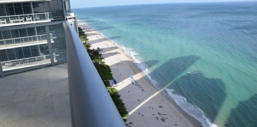 Condo in Sunny Isles Beach, Florida, 4 bedrooms  № 1940330