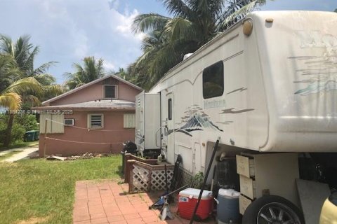 Commercial property in Miami, Florida 142.23 sq.m. № 1891201 - photo 7