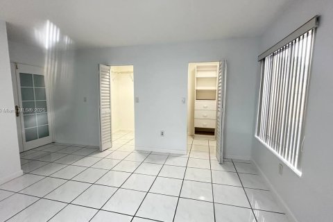 Casa en venta en Miami, Florida, 5 dormitorios, 224.73 m2 № 1664395 - foto 11