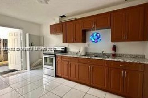 Casa en venta en Miami, Florida, 5 dormitorios, 224.73 m2 № 1664395 - foto 28
