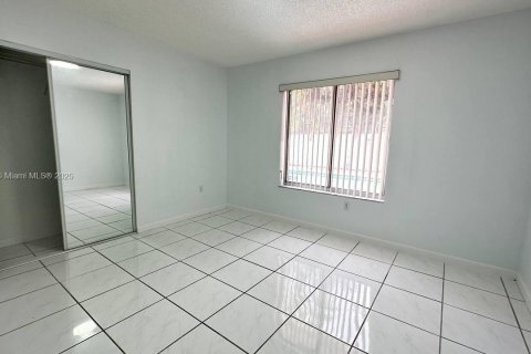 Casa en venta en Miami, Florida, 5 dormitorios, 224.73 m2 № 1664395 - foto 16