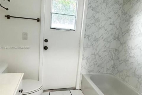 Casa en venta en Miami, Florida, 5 dormitorios, 224.73 m2 № 1664395 - foto 13