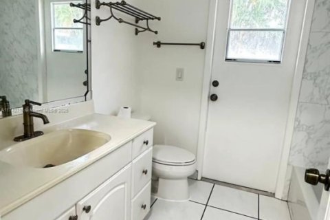 Casa en venta en Miami, Florida, 5 dormitorios, 224.73 m2 № 1664395 - foto 12