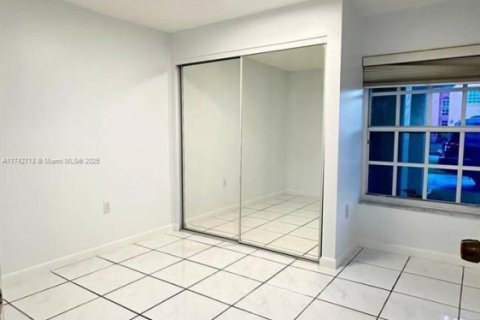 Casa en venta en Miami, Florida, 5 dormitorios, 224.73 m2 № 1664395 - foto 15