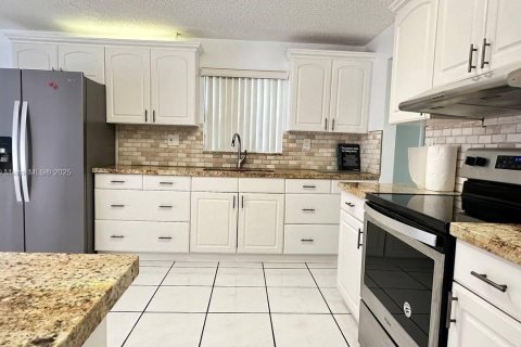 Casa en venta en Miami, Florida, 5 dormitorios, 224.73 m2 № 1664395 - foto 3