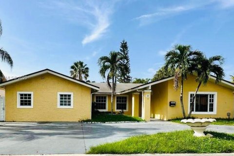 Casa en venta en Miami, Florida, 5 dormitorios, 224.73 m2 № 1664395 - foto 1