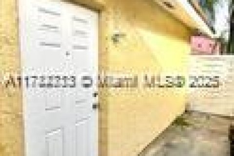 Casa en venta en Miami, Florida, 5 dormitorios, 224.73 m2 № 1664395 - foto 29