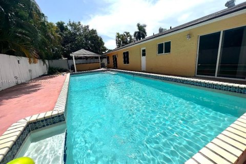 Casa en venta en Miami, Florida, 5 dormitorios, 224.73 m2 № 1664395 - foto 21