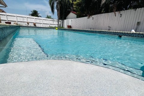 Casa en venta en Miami, Florida, 5 dormitorios, 224.73 m2 № 1664395 - foto 2