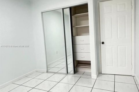 Casa en venta en Miami, Florida, 5 dormitorios, 224.73 m2 № 1664395 - foto 18