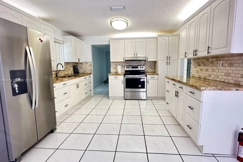 Casa en venta en Miami, Florida, 5 dormitorios, 224.73 m2 № 1664395 - foto 4