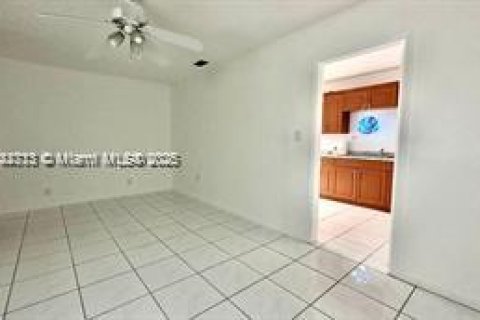 Casa en venta en Miami, Florida, 5 dormitorios, 224.73 m2 № 1664395 - foto 27