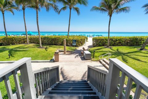 Condominio en venta en Sunny Isles Beach, Florida, 2 dormitorios, 135.64 m2 № 1999137 - foto 18