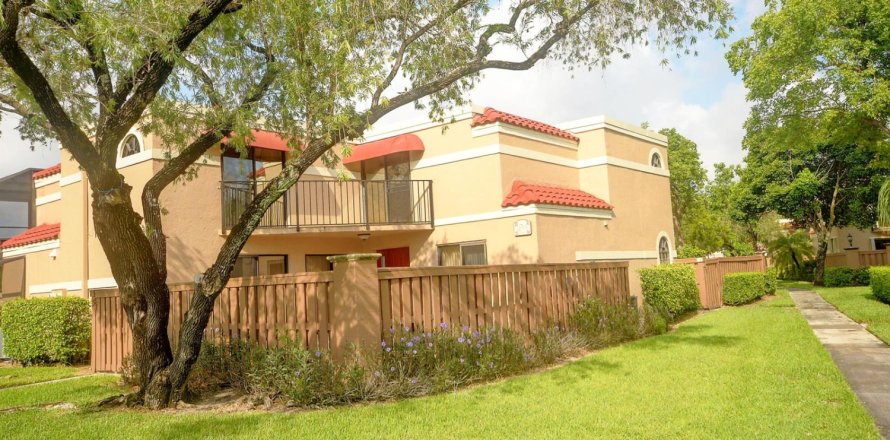Townhouse in Boca Raton, Florida 2 bedrooms, 120.96 sq.m. № 2176528