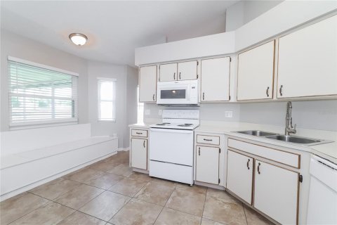 House in Davenport, Florida 4 bedrooms, 149.39 sq.m. № 2258378 - photo 5