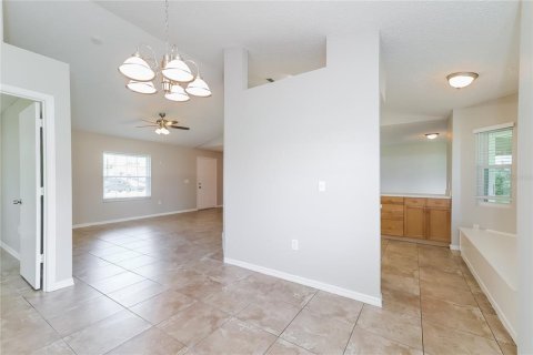 House in Davenport, Florida 4 bedrooms, 149.39 sq.m. № 2258378 - photo 4