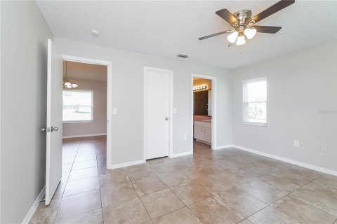 House in Davenport, Florida 4 bedrooms, 149.39 sq.m. № 2258378 - photo 8
