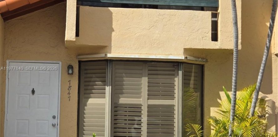 Townhouse in Miami, Florida 2 bedrooms, 107.02 sq.m. № 2041920