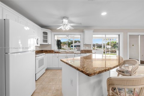 Купить виллу или дом в Форт Майерс, Флорида 3 спальни, 140.75м2, № 1941703 - фото 2