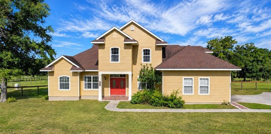 House in Eustis, Florida 4 bedrooms, 263.29 sq.m. № 2211359