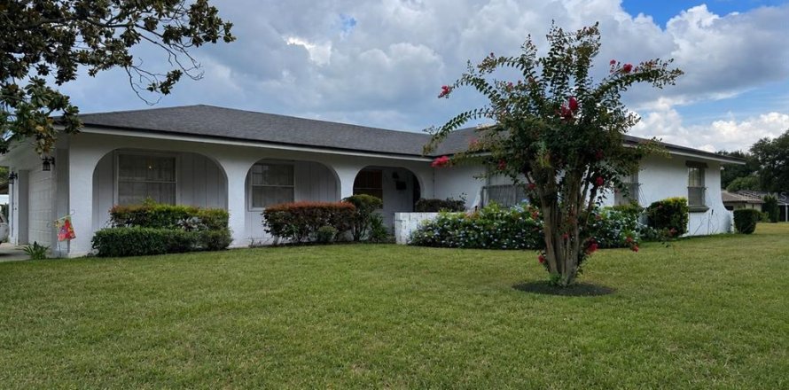 House in Orlando, Florida 3 bedrooms, 151.8 sq.m. № 2210464
