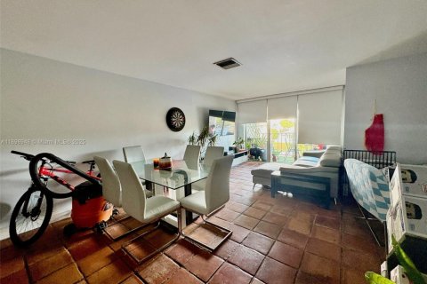 Condominio en Miami, Florida, 3 dormitorios  № 2012384