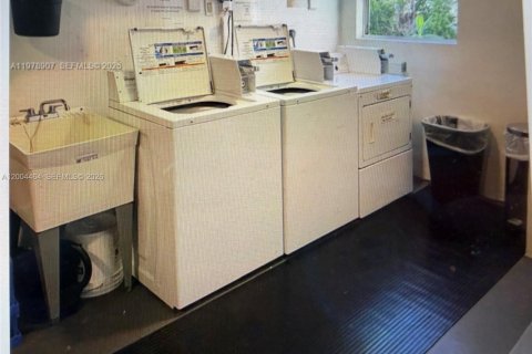 Condo in Hollywood, Florida, 1 bedroom  № 2068577 - photo 9