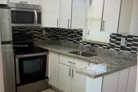 Condo in Hollywood, Florida, 1 bedroom  № 2068577 - photo 4