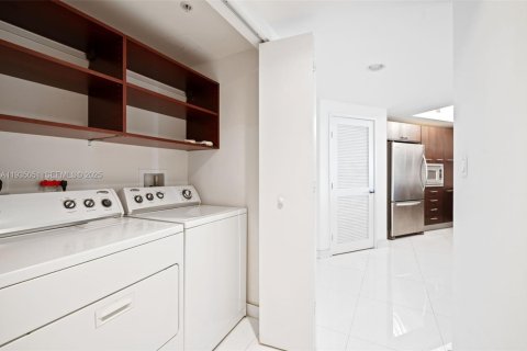 Condo in Sunny Isles Beach, Florida, 3 bedrooms № 2089368 - photo 25